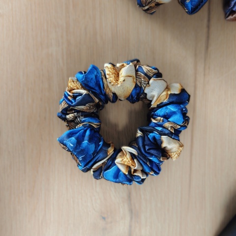 Mini mini Scrunchies Złote kwiaty na granatowym tle