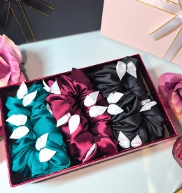 Zestaw: trzy scrunchies z wszytymi kokardkami